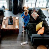 Rengjøring av gulv på stue med mopp